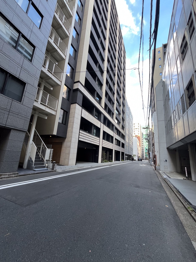 ISMOtemachiビルのエントランス側の道路