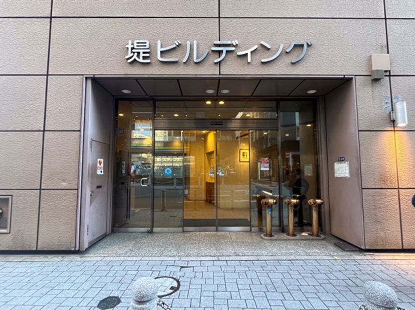 堤ビルディングビルの正面
