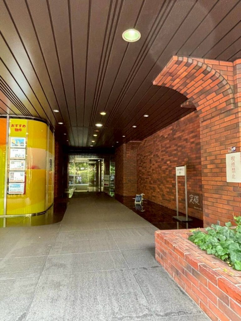 ビルの入り口